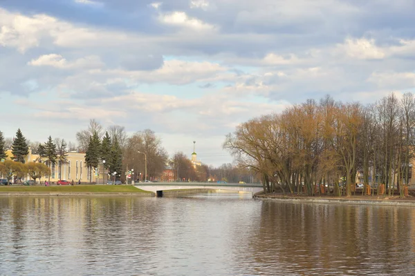 Zobacz Izhora rzeki w mieście centrum Kolpino. — Zdjęcie stockowe