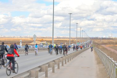 Sütun bisikletçiler otoyol gidiyor.