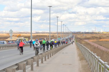 Sütun bisikletçiler otoyol gidiyor.