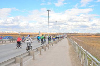 Sütun bisikletçiler otoyol gidiyor.