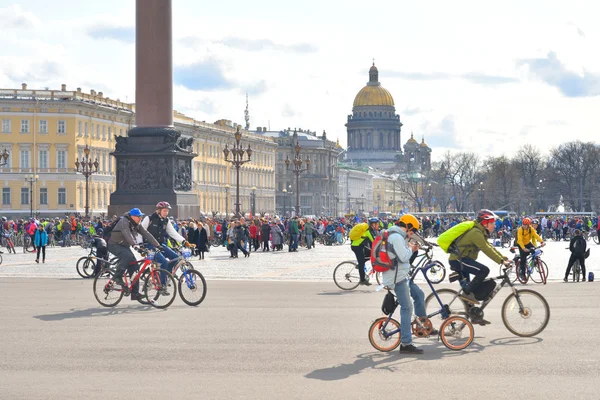 Avsluta cykling på torget i st.petersburg. — Stockfoto