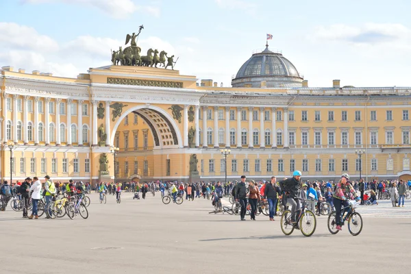 Terminar o ciclismo na Praça do Palácio de São Petersburgo . — Fotografia de Stock