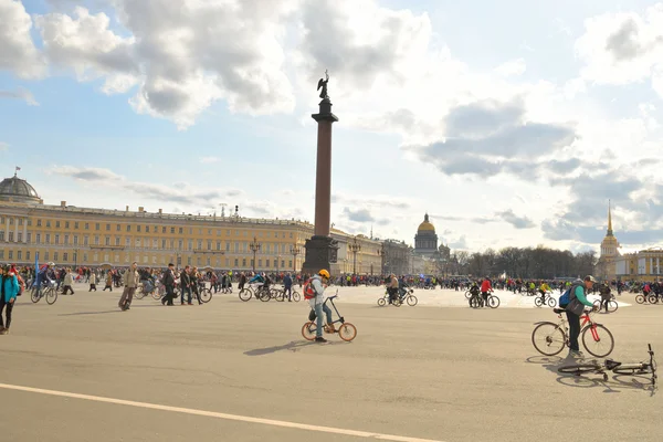 Завершить велоспорт на Дворцовой площади Санкт-Петербурга . — стоковое фото