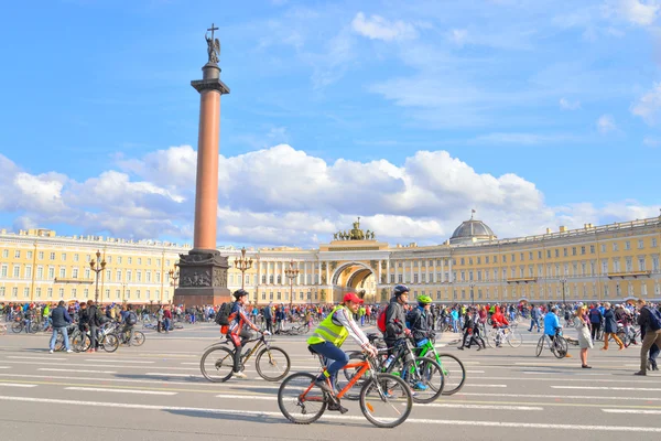 Terminare il ciclismo su Piazza Palazzo di San Pietroburgo . — Foto Stock