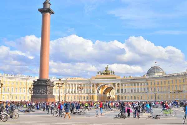 Finish cycling on Palace Square of St.Petersburg. — Stock Photo, Image