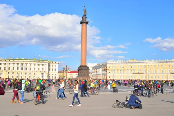 Terminare il ciclismo su Piazza Palazzo di San Pietroburgo . — Foto Stock