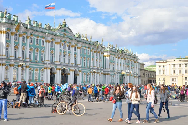 Finish cycling on Palace Square of St.Petersburg. — Stock Photo, Image