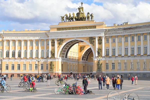 Afwerking fietsen op het paleis plein van Sint-Petersburg. — Stockfoto