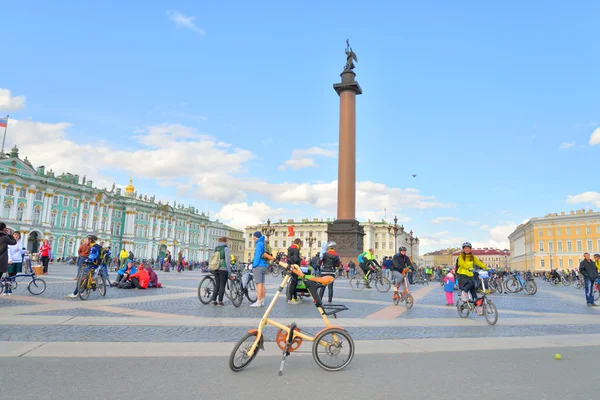 Afwerking fietsen op het paleis plein van Sint-Petersburg. — Stockfoto