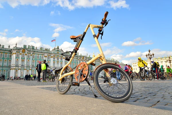 Bicicleta dobrável Strida na Praça do Palácio de São Petersburgo . — Fotografia de Stock