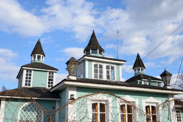 Casa de campo adornada en las afueras de Kolpino . — Foto de Stock