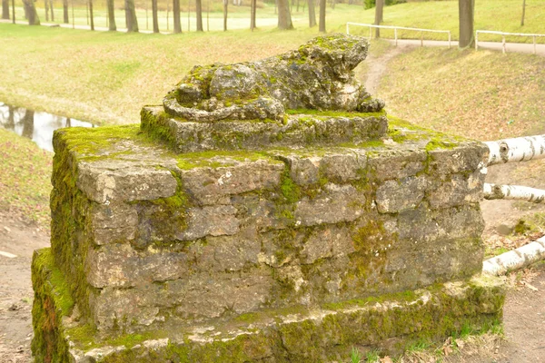 Zerstörte Löwenstatue. — Stockfoto