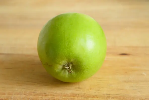 Grönt äpple på trä. — Stockfoto