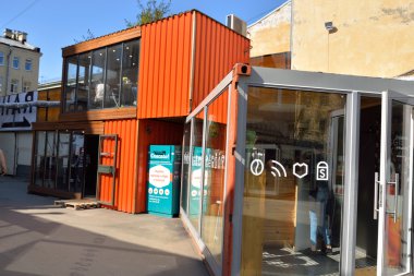 Loft projesi Etagi sokakta konteyner.