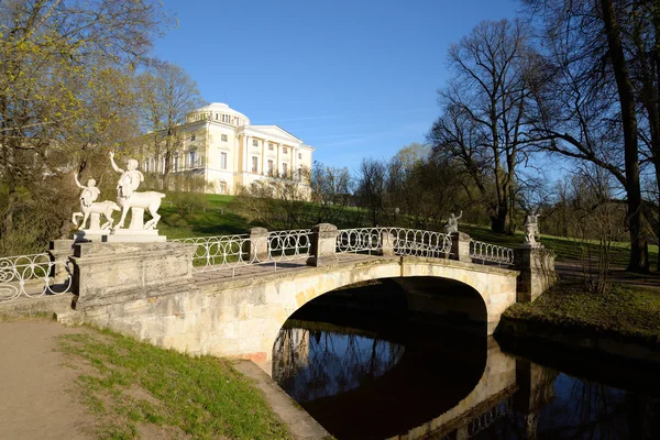 桥梁在河斯拉维亚卡在巴甫洛夫斯克公园. — 图库照片