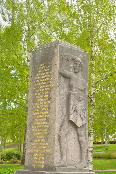 Monumento no parque no centro de Lappeenranta . — Fotografia de Stock