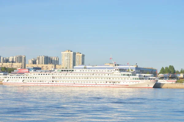 Flusskreuzfahrtschiff auf der Newa. — Stockfoto