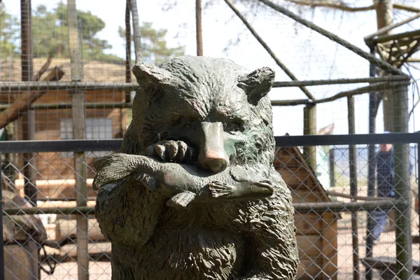 Statue d'un ours dévorant le poisson . — Photo