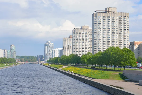 Visa i Smolenka floden och Novo Smolenskaya vallen. — Stockfoto