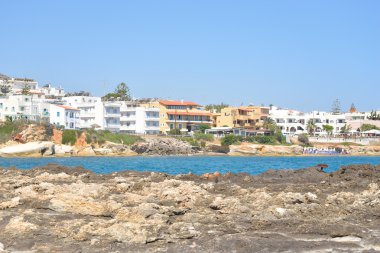 Kayalar Hersonissos şehir ve deniz kıyısında.