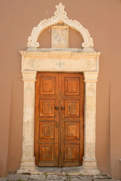 Porte d'un vieux bâtiment à Hersonissos . — Photo