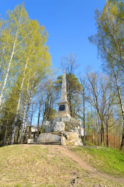 Obelisco em honra da fundação cidade de Pavlovsk . — Fotografia de Stock