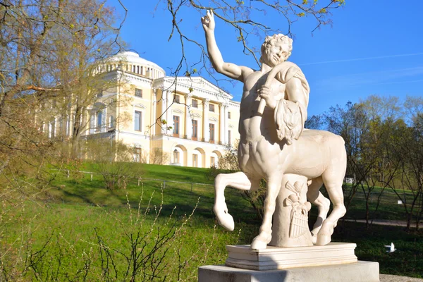Centaur pomnik w parku Pavlovsk. — Zdjęcie stockowe