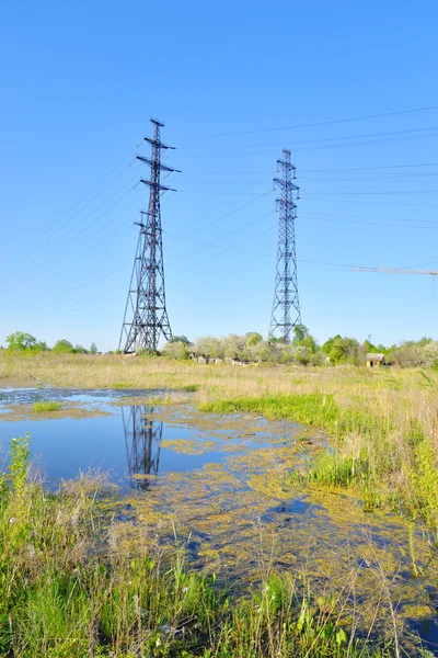 Impianto elettrico in campagna a primavera . — Foto Stock