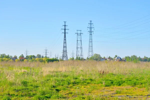 Línea eléctrica en el campo en primavera . — Foto de Stock