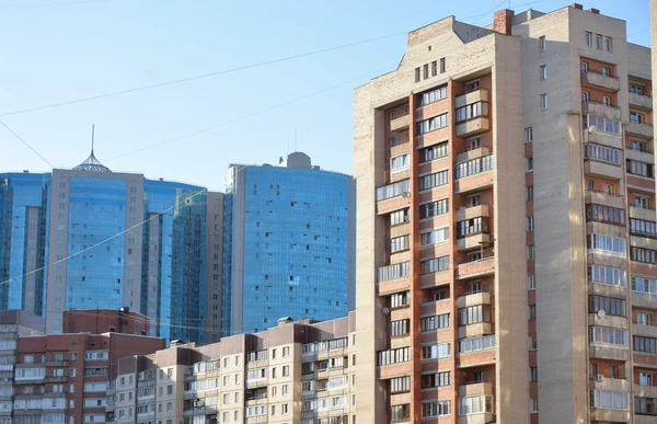 Edificio residencial en las afueras de San Petersburgo . — Foto de Stock