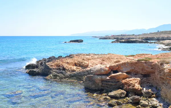 Skály na pobřeží Krétské moře. — Stock fotografie