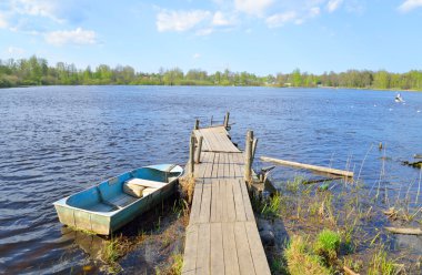 Göl kıyısındaki iskele.