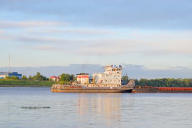 Kargo gemisi Neva Nehri üzerinde.