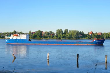 Kargo gemisi Neva Nehri üzerinde.