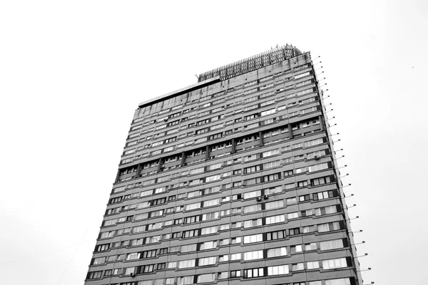 Grattacielo residenziale sulla Piazza della Vittoria . — Foto Stock