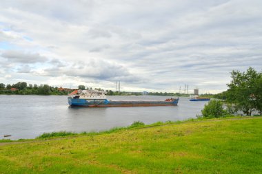 Kargo gemisi Neva Nehri üzerinde.