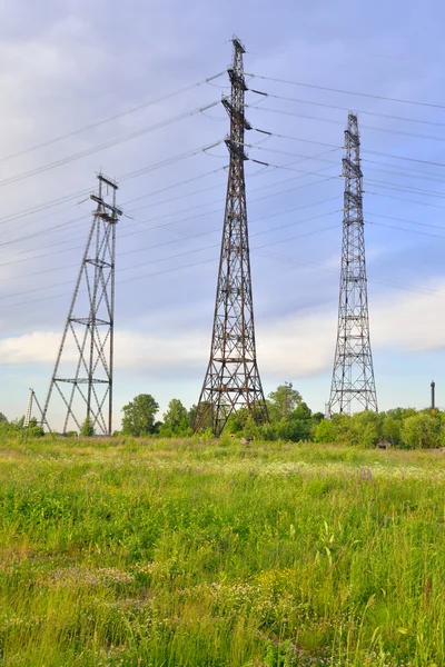 Linea elettrica in campagna . — Foto Stock