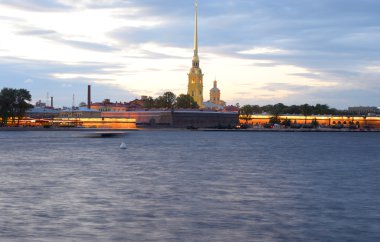 Peter ve Pavel Kalesi, gece.