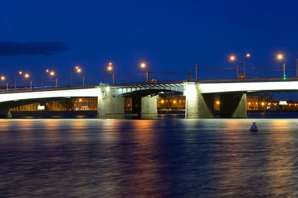 Alexander nevsky bron på natten. — Stockfoto