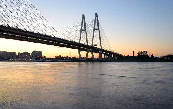 Pont suspendu par câble avant le coucher du soleil . — Photo