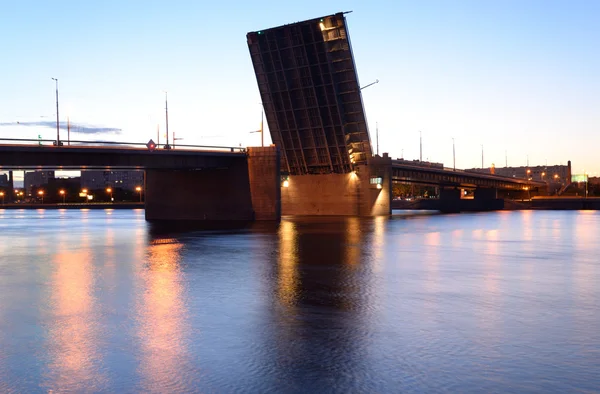 Volodarsky most przed zachodem słońca. — Zdjęcie stockowe