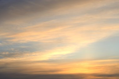 Bulut gökyüzü günbatımı.