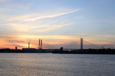 Askılı köprü gün batımında.