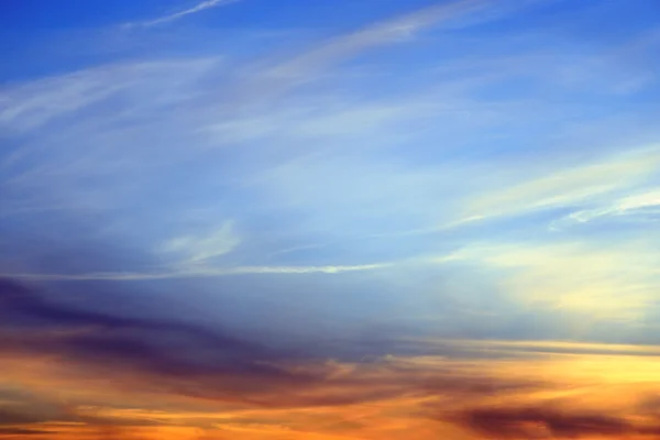 Cielo nuboso al atardecer . — Foto de Stock