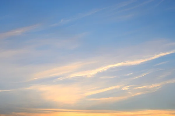 Molnet himmel i solnedgången. — Stockfoto