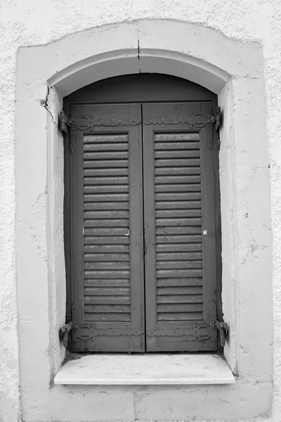 Ventana de un antiguo edificio en Hersonissos . —  Fotos de Stock