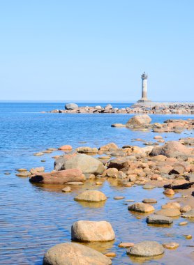 Ladoga Gölü kıyısında deniz feneri.