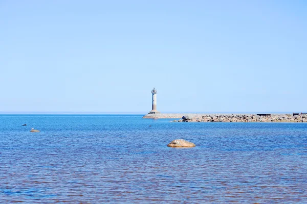 Latarnia morska na brzegu jeziora Ładoga. — Zdjęcie stockowe