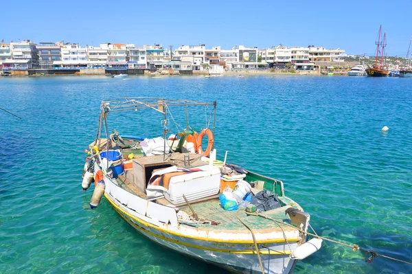 Fiskebåt i hamnen i Limenas Chersonisou. — Stockfoto