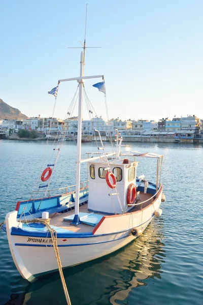 Barco de pesca en el puerto de Limenas Chersonisou . —  Fotos de Stock